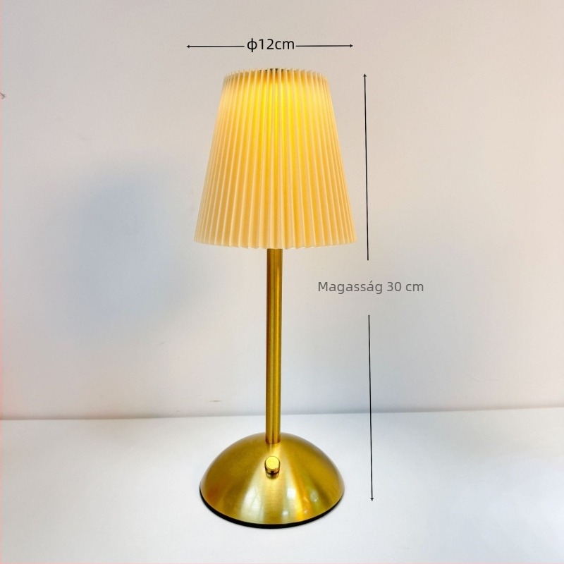 Modern, minimalist asztali lámpa pliszírozott textíliával és fém alapú kivitelben; ideális hálószobába, nappaliba vagy bárba; újratölthető érintéses éjszakai világítás.