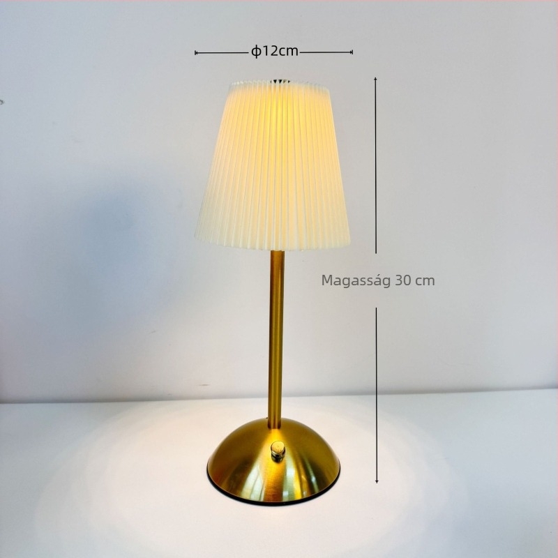 Modern, minimalist asztali lámpa pliszírozott textíliával és fém alapú kivitelben; ideális hálószobába, nappaliba vagy bárba; újratölthető érintéses éjszakai világítás.