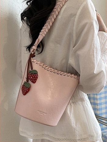 2026 nyár: Koreai stílusú, egyszínű crossbody bucket táska, nagy kapacitású, PU bőr, telefon zseb