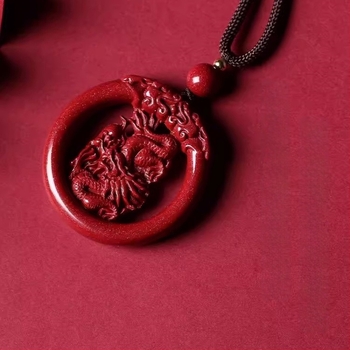 Természetes cinoberből készült kerek medál, állatöv motívummal, sárkány gravírozott, uniszex