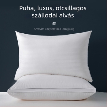 Fehér pamut párna, nagy rugalmasságú, téglalap alakú, satin csíkos dizájn, magasság 12 cm felett, tömeg 3–3,5 kg, töltet poliészter rost