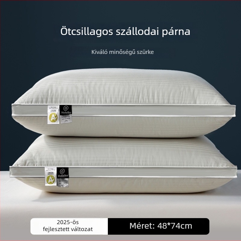 Fehér pamut párna, nagy rugalmasságú, téglalap alakú, satin csíkos dizájn, magasság 12 cm felett, tömeg 3–3,5 kg, töltet poliészter rost