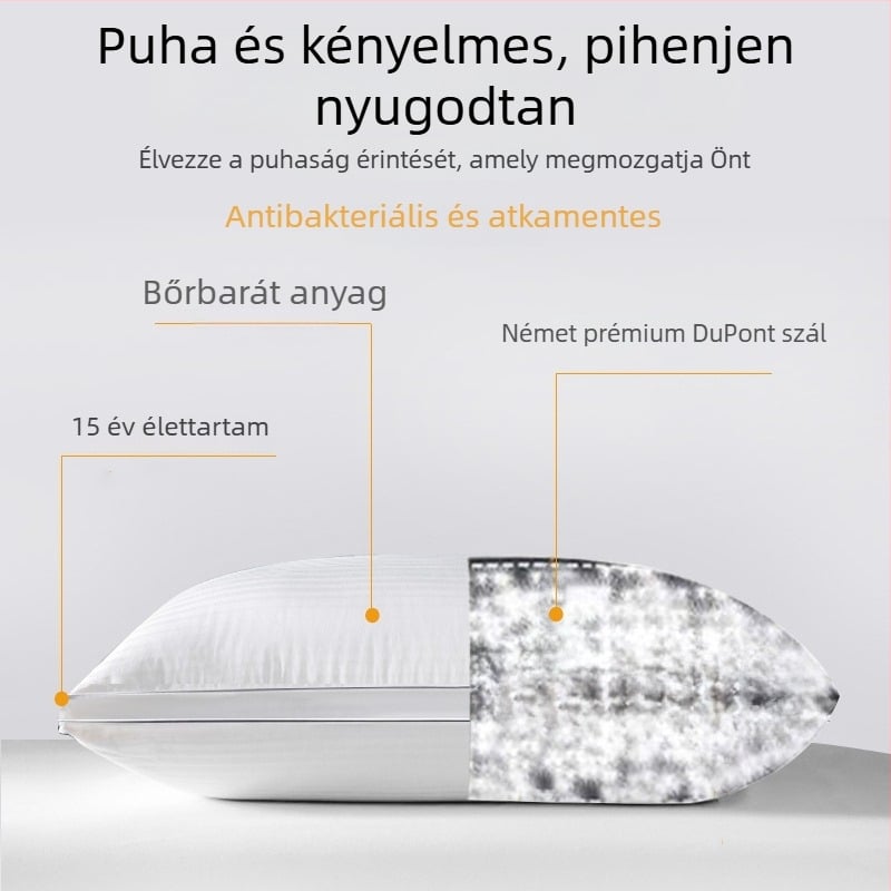 Fehér pamut párna, nagy rugalmasságú, téglalap alakú, satin csíkos dizájn, magasság 12 cm felett, tömeg 3–3,5 kg, töltet poliészter rost