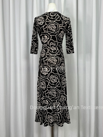 2026 nyári francia stílusú rózsaszínű wrap ruha, elegáns jacquard, karcsúsított derék, sellő sziluett
