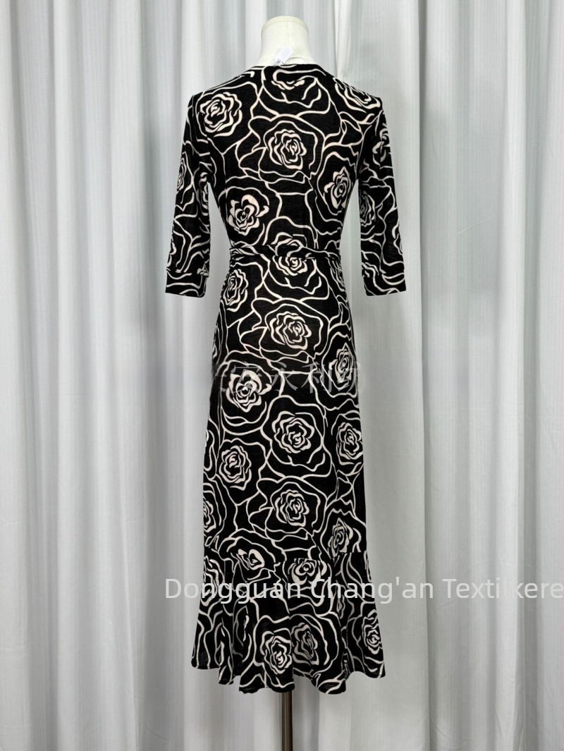 2026 nyári francia stílusú rózsaszínű wrap ruha, elegáns jacquard, karcsúsított derék, sellő sziluett