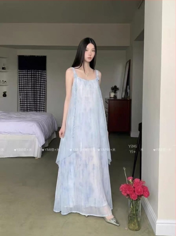 Lila chiffon maxi ruha női számára, virágos mintával és hálós réteggel, pántos pillangó részlettel, nyár 2025
