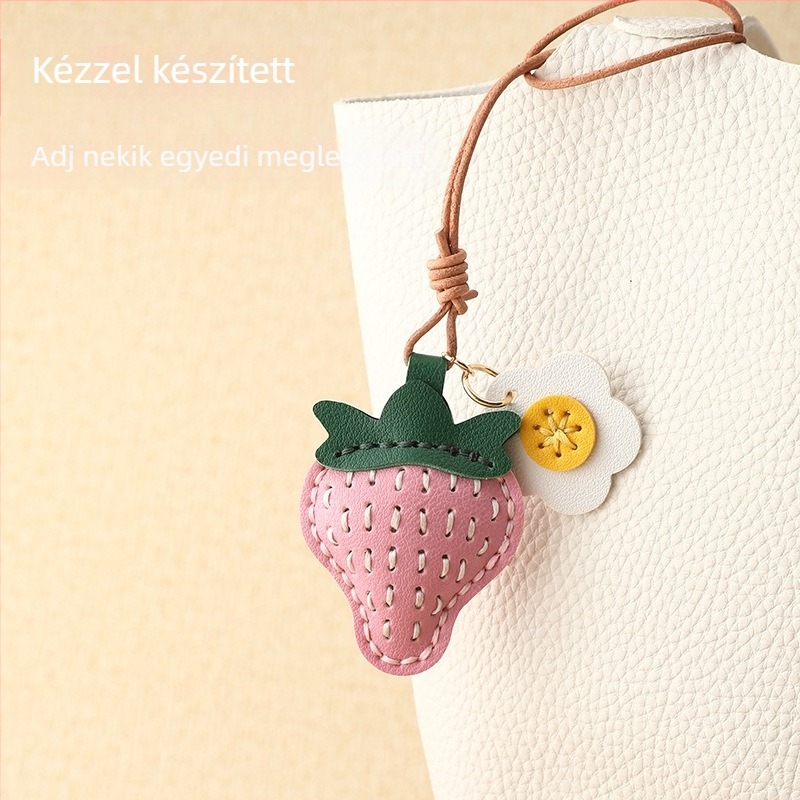 DIY bőrkészlet epres színű bőrrel: kulcstartó și medál