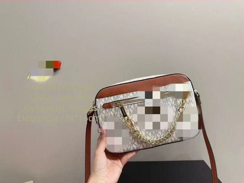 M Brand K női fényképtáska, Carmen patchwork virágmintás, klasszikus és sokoldalú, lánccal vállon, kis négyzet alakú