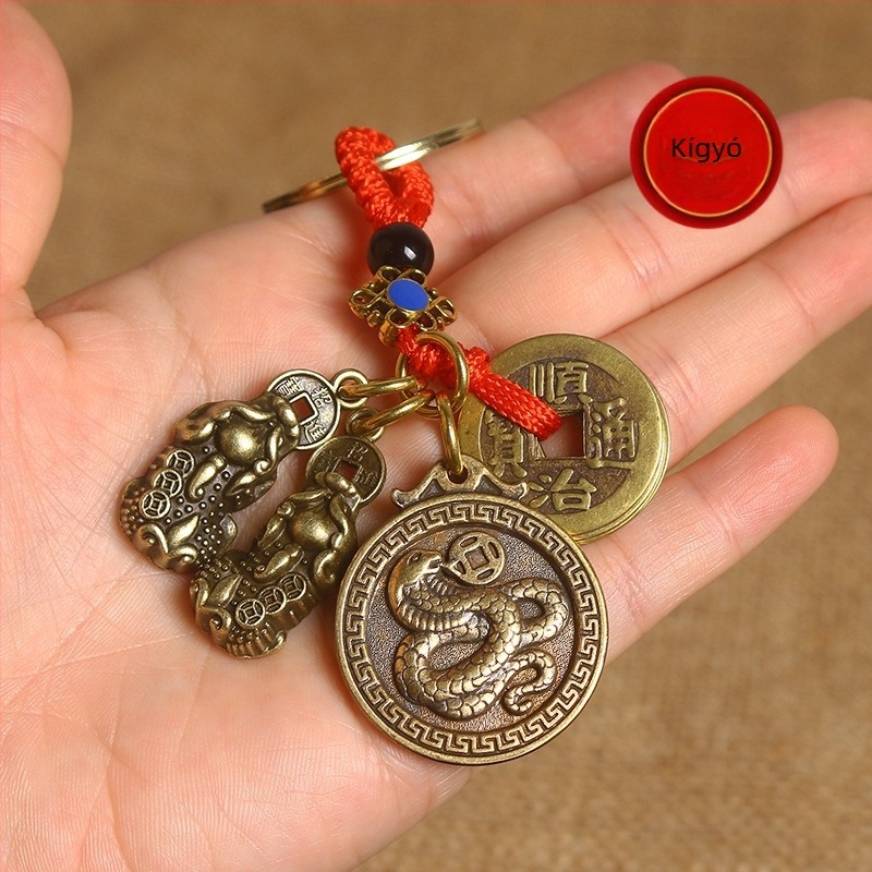Kulcstartó cinkötvözetből, tizenkét zodiákus jel, az Öt Császár pénze motívum, dupla Pixiu amulett, piros szerencse talizmán