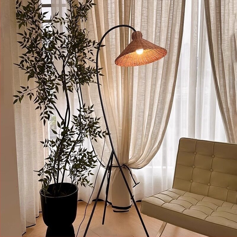 Wabi-sabi stílusú fonott rattan állólámpa a nappaliba, a kanapé mellé, vintage hangulattal
