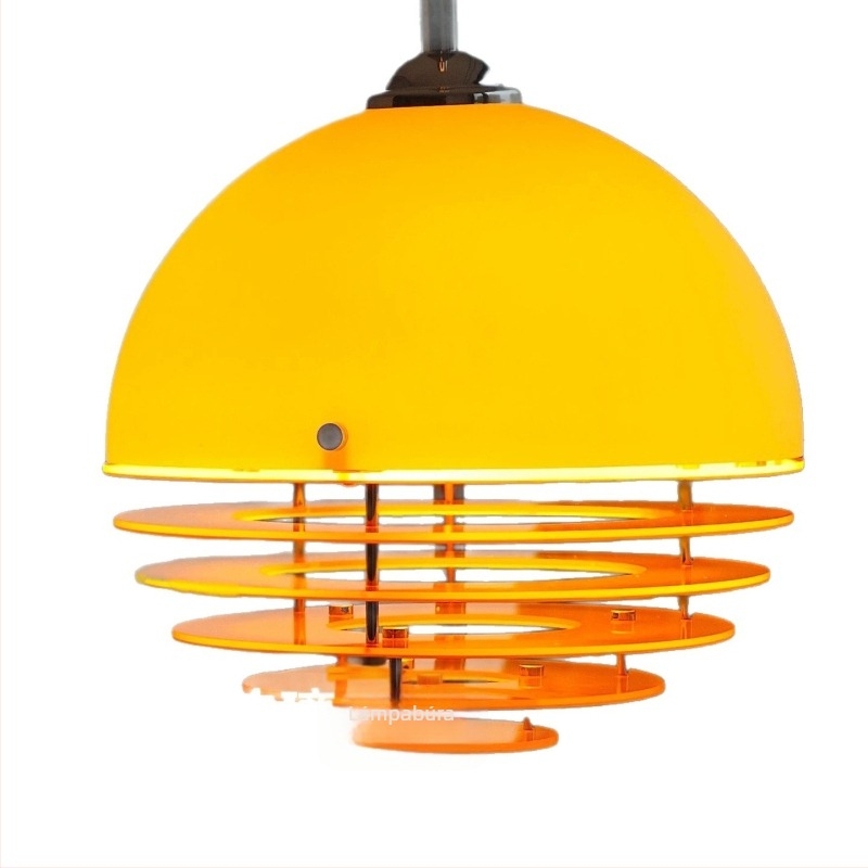 Vintage Bauhaus állólámpa nappaliba, a kanapé melletti résznél, tervezői retro hangulatú világítás