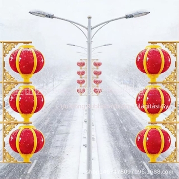 Kültéri díszvilágítás út menti oszlopokra sárga akril LED lámpákkal, csomó motívummal