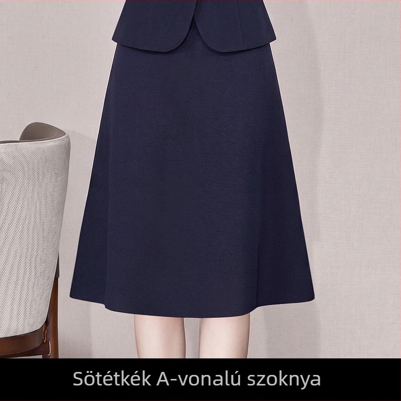 Női sötétkék rövid ujjú kosztüm szett nyári irodai viselet, interjúkra és recepciós feladatokra ékszerüzletben.