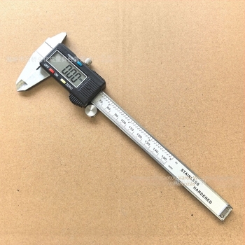 Digitális tolómérő, 0–150 mm, cink‑ötvözet test, fekete műanyag ház, elektronikus kijelző