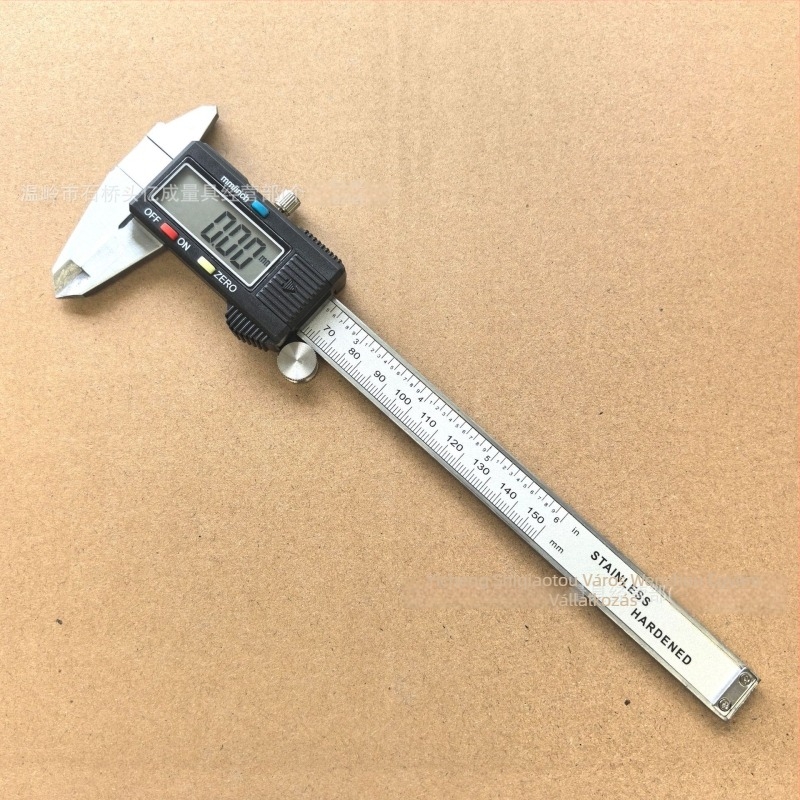 Digitális tolómérő, 0–150 mm, cink‑ötvözet test, fekete műanyag ház, elektronikus kijelző