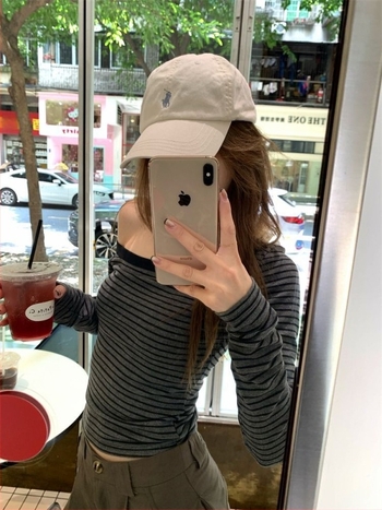 Csíkos női felső váll nélküli, hosszú ujjú, cropped őszi top, panelezett dizájn