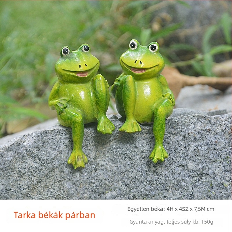 Miniatűr táj gyantából: fa szék és asztal, ív, híd, lámpa, útjelző tábla mohával.