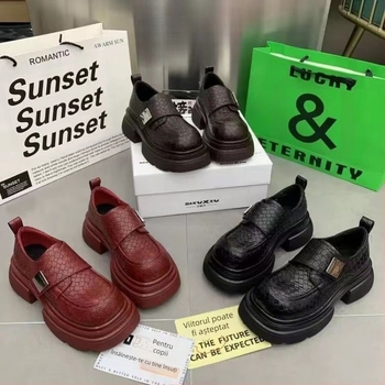 Pantofi de damă European Station 2024 Primăvara Nou Mocasini cu fund gros Velcro Stil britanic din piele lăcuită Pantofi leneși la modă