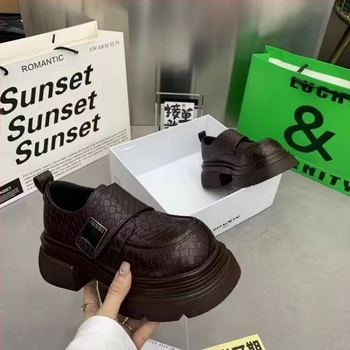 Pantofi de damă European Station 2024 Primăvara Nou Mocasini cu fund gros Velcro Stil britanic din piele lăcuită Pantofi leneși la modă