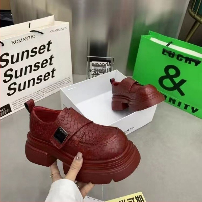 Pantofi de damă European Station 2024 Primăvara Nou Mocasini cu fund gros Velcro Stil britanic din piele lăcuită Pantofi leneși la modă