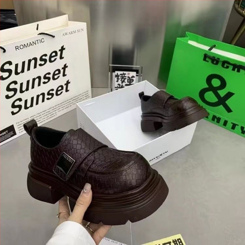 Pantofi de damă European Station 2024 Primăvara Nou Mocasini cu fund gros Velcro Stil britanic din piele lăcuită Pantofi leneși la modă