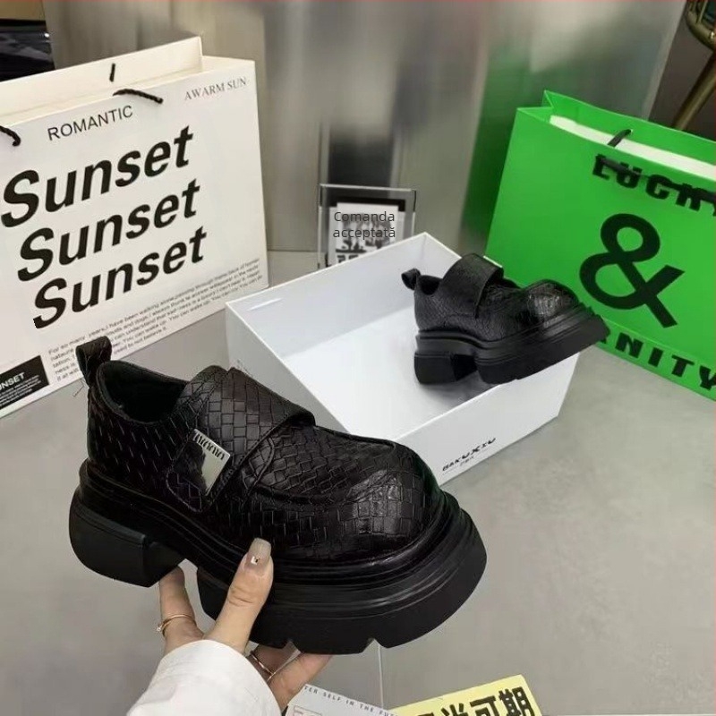 Pantofi de damă European Station 2024 Primăvara Nou Mocasini cu fund gros Velcro Stil britanic din piele lăcuită Pantofi leneși la modă