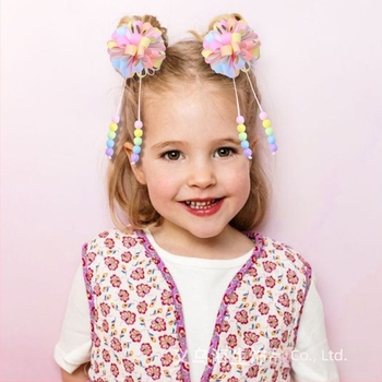 Explozii transfrontaliere, fete, bile drăguțe și crețe, cu agrafe de păr cu ciucure, culoarea bulei, coaste cu flori de păr, agrafe de păr