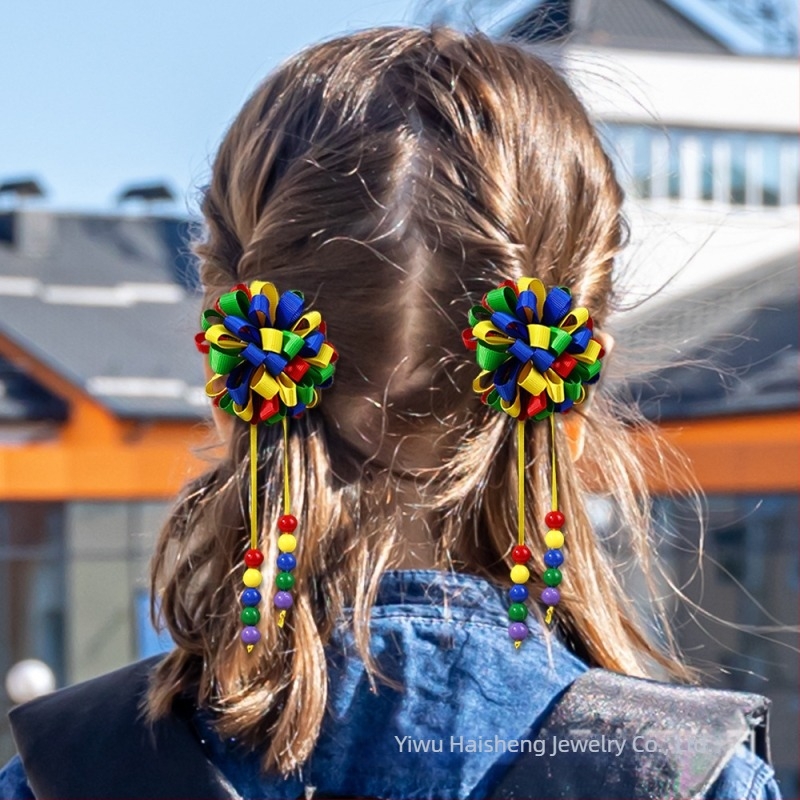 Explozii transfrontaliere, fete, bile drăguțe și crețe, cu agrafe de păr cu ciucure, culoarea bulei, coaste cu flori de păr, agrafe de păr