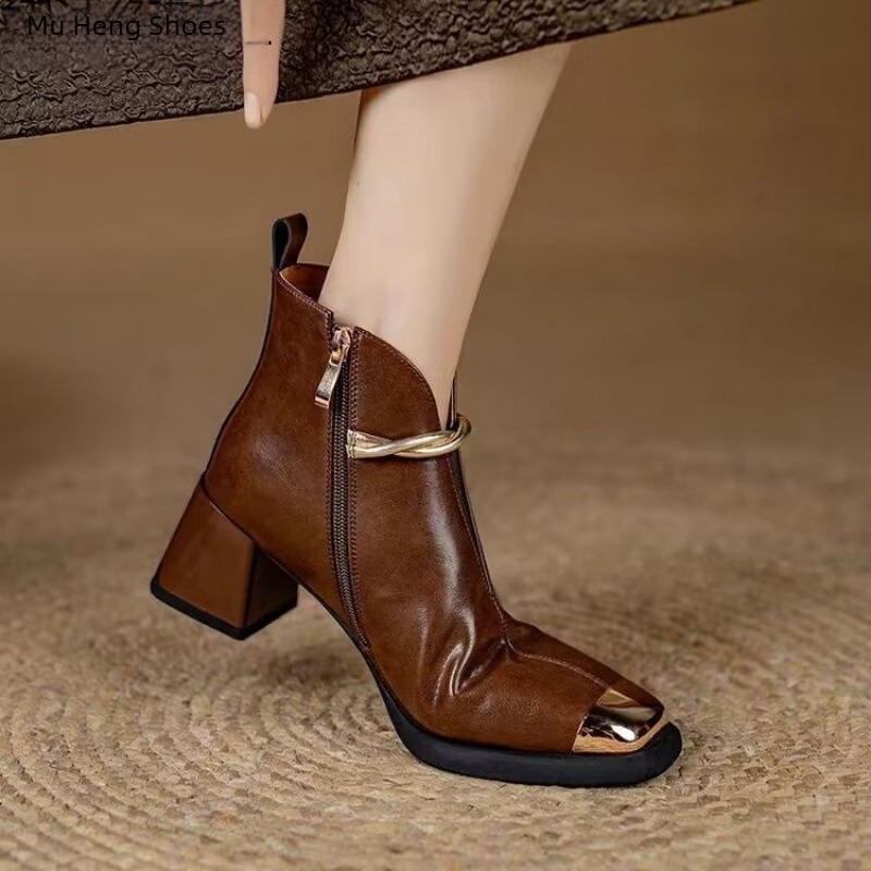 2024 Toamna și iarna nouă Cizme Martins cu vârf pătrat metalic pentru femei Cizme scurte cu toc gros pentru femei Cizme cu toc scurt și toc înalt