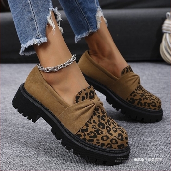 Mocasini damă toamna 2025, stil britanic nou, fără slip-on, cu talpă joasă, pentru comerț exterior, mărime mare, cu talpă groasă, imprimeu leopard, din piele, mici, pentru femei