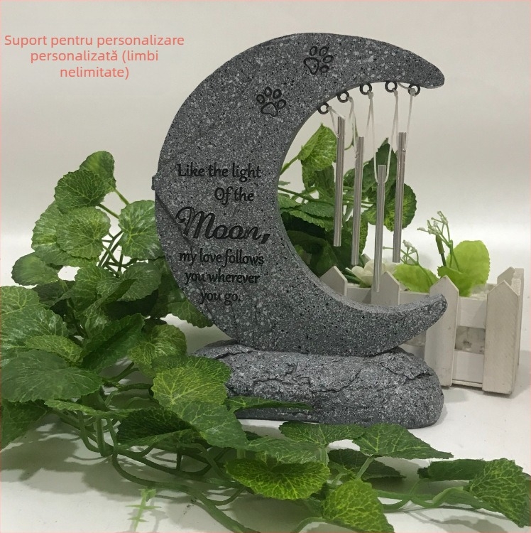 Locul transfrontalier poate fi personalizat cu clopoțel de vânt cu lună gravat, piatră funerară, decorațiuni din rășină pentru curte, comemorare pentru pisici și câini de companie