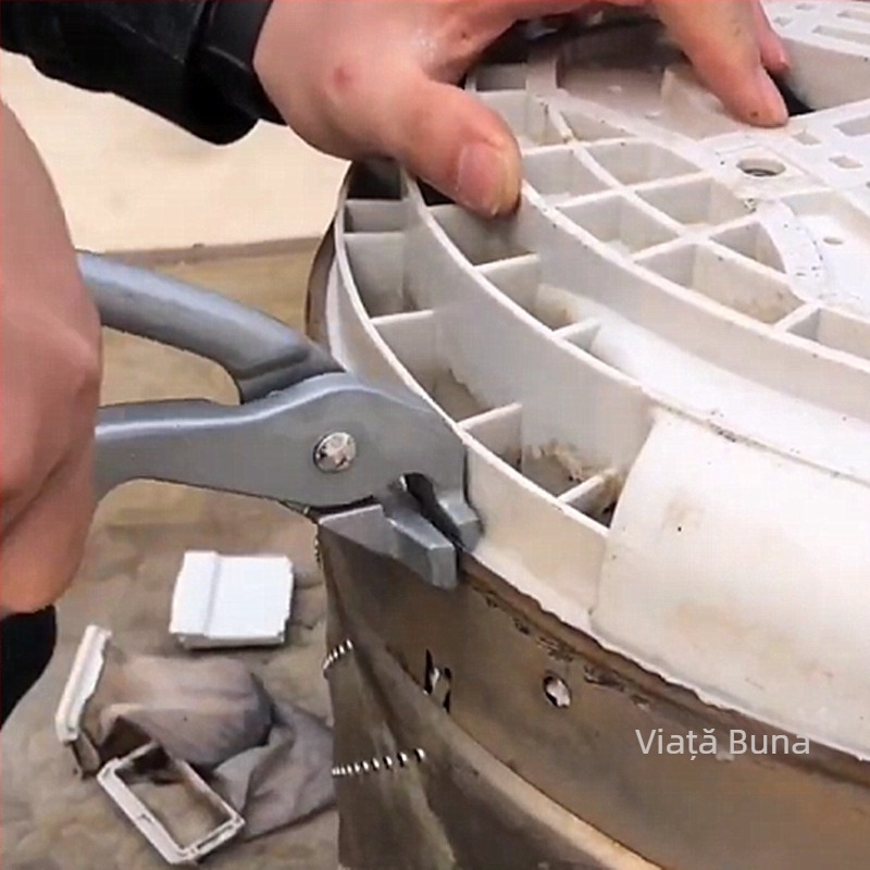 Mediul este bun. Scoateți cilindrul interior și înfășurați marginea cu un clește. Mașină de spălat pulsator, scoateți vârful plăcii, lungiți cleștele. Instrumente de îndepărtare și curățare a electrocasnicelor.