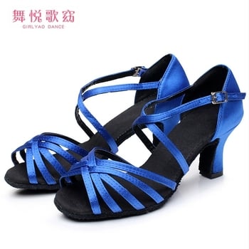 O pereche de pantofi de dans latino cu toc mediu și toc înalt pentru femei, la preț redus, de culoarea pielii, satinați, cu talpă moale, în stoc