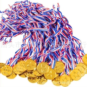 Medalie de jucărie transfrontalieră, medalie de aur din plastic, jucării pentru copii, articole de petrecere, medalie pentru copii placată cu cinci stele, cu cataramă de siguranță