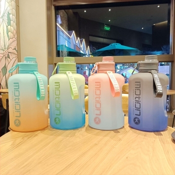 Sticlă de apă sport cu găleată mare Amazon, 2200 ml, capacitate mare, material PC, cupă de fitness pentru celebrități de internet, rezistență la temperaturi ridicate