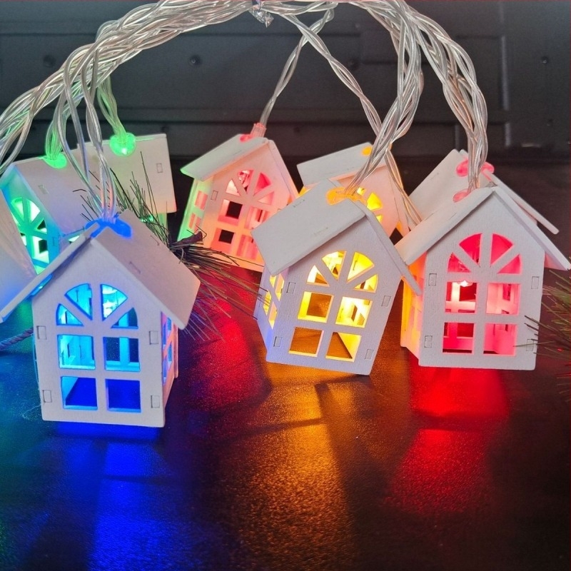 Ziua Îndrăgostiților, Crăciun, sărbătoare, căsuță din lemn, șir de lumini LED, cameră de hotel, dormitor, atmosferă luminoasă, lumini decorative