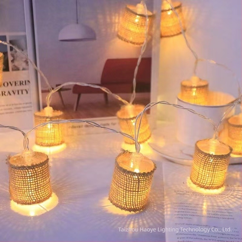 Ziua Îndrăgostiților, Crăciun, sărbătoare, căsuță din lemn, șir de lumini LED, cameră de hotel, dormitor, atmosferă luminoasă, lumini decorative