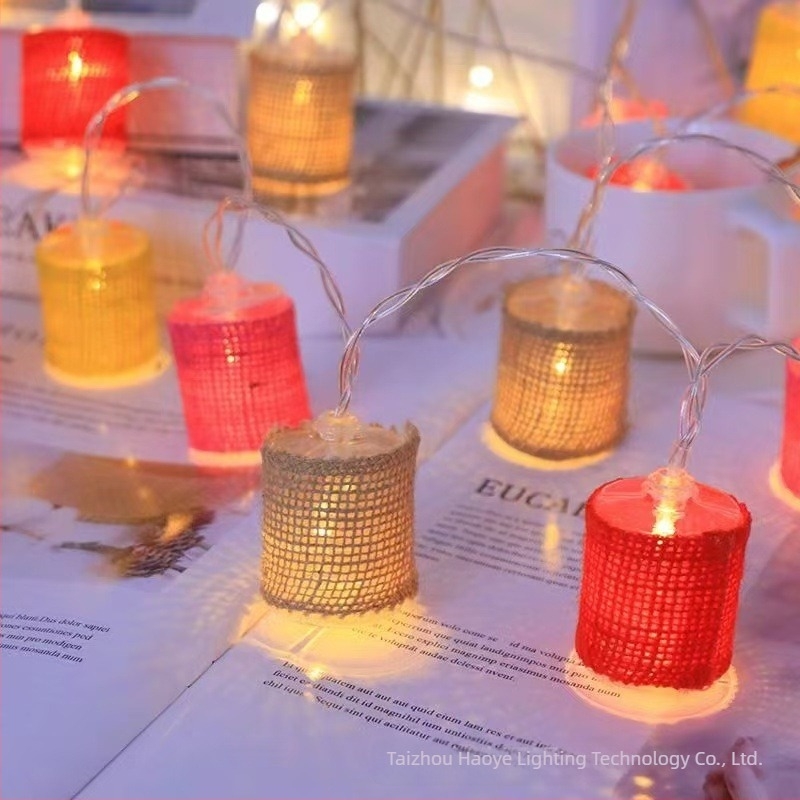 Ziua Îndrăgostiților, Crăciun, sărbătoare, căsuță din lemn, șir de lumini LED, cameră de hotel, dormitor, atmosferă luminoasă, lumini decorative