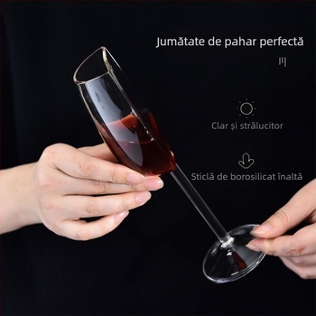 Pahar de cocktail cu șampanie și vin, aspect deosebit