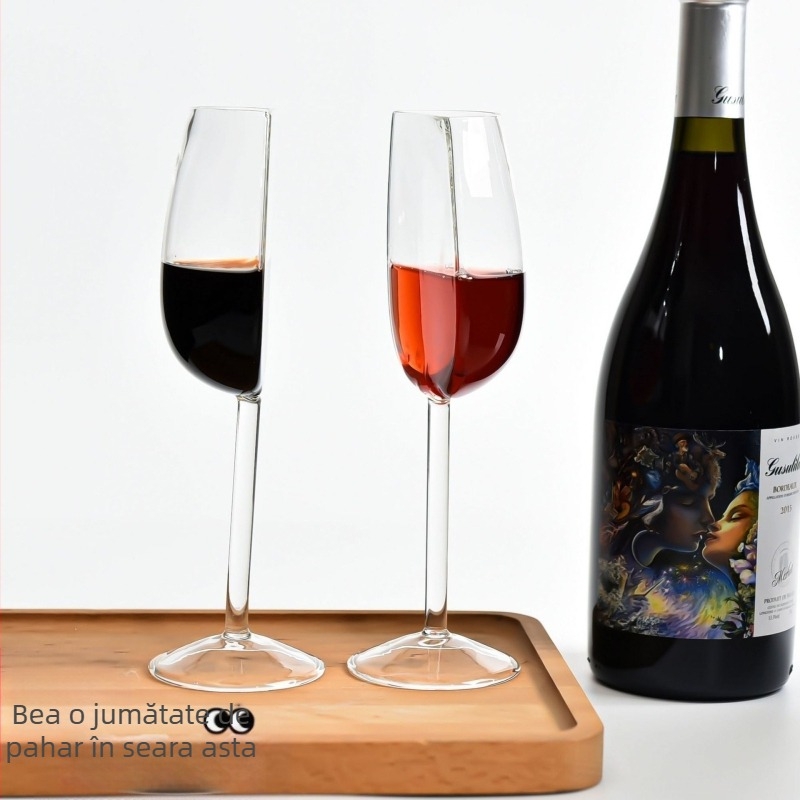 Pahar de cocktail cu șampanie și vin, aspect deosebit