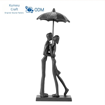 Cadou original de Ziua Îndrăgostiților, statuie metalică pentru cuplu care se sărută sub umbrelă, ornamente retro europene și americane din fontă, decor