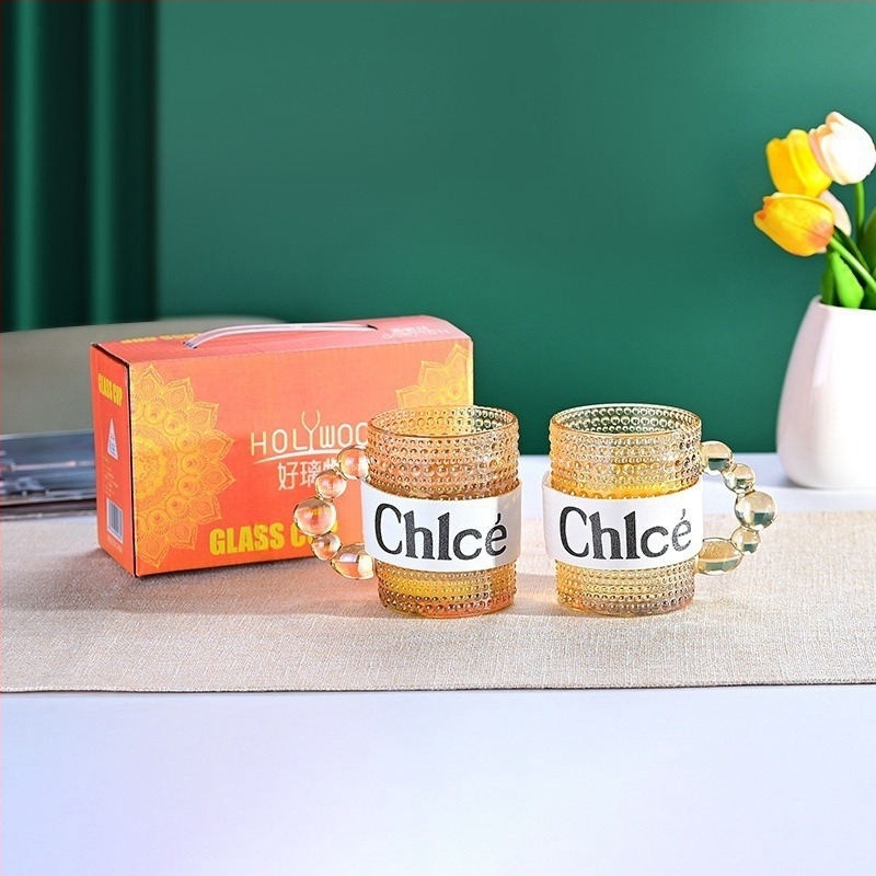 Cana de sticlă cu mâner colorat, îngroșată și rezistentă la temperaturi ridicate, cană de cafea de calitate superioară pentru uz casnic, cană de apă gravată, en-gros din fabrică