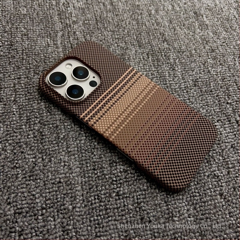 Carcasă de telefon mobilă cu model din fibră de carbon, magnetică, ultra-subțire, anti-cădere, potrivită pentru iPhone 17Promax, cu jumătate de pachet, Apple 16