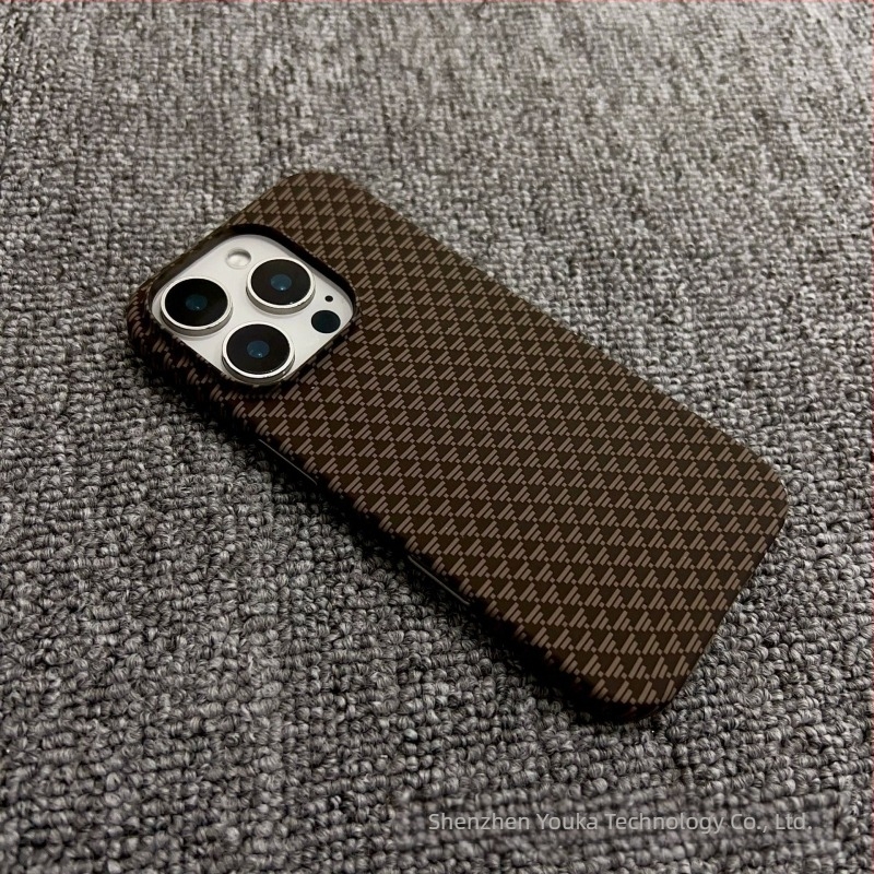 Carcasă de telefon mobilă cu model din fibră de carbon, magnetică, ultra-subțire, anti-cădere, potrivită pentru iPhone 17Promax, cu jumătate de pachet, Apple 16