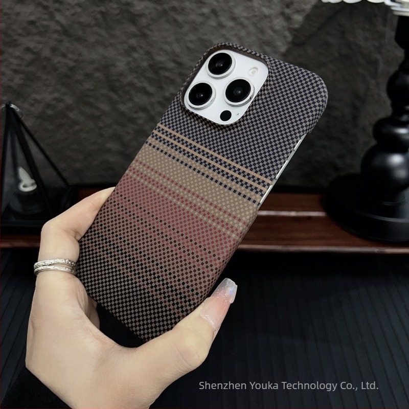 Carcasă de telefon mobilă cu model din fibră de carbon, magnetică, ultra-subțire, anti-cădere, potrivită pentru iPhone 17Promax, cu jumătate de pachet, Apple 16