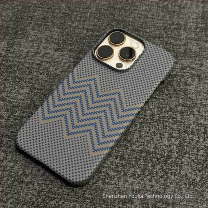 Carcasă de telefon mobilă cu model din fibră de carbon, magnetică, ultra-subțire, anti-cădere, potrivită pentru iPhone 17Promax, cu jumătate de pachet, Apple 16