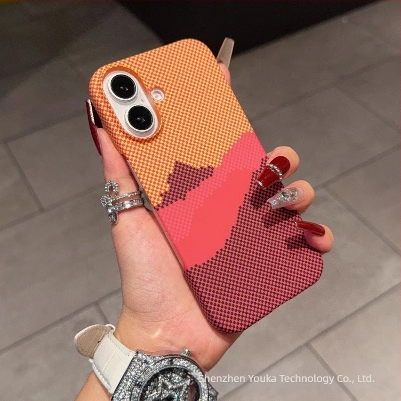 Carcasă de telefon mobilă cu model din fibră de carbon, magnetică, ultra-subțire, anti-cădere, potrivită pentru iPhone 17Promax, cu jumătate de pachet, Apple 16