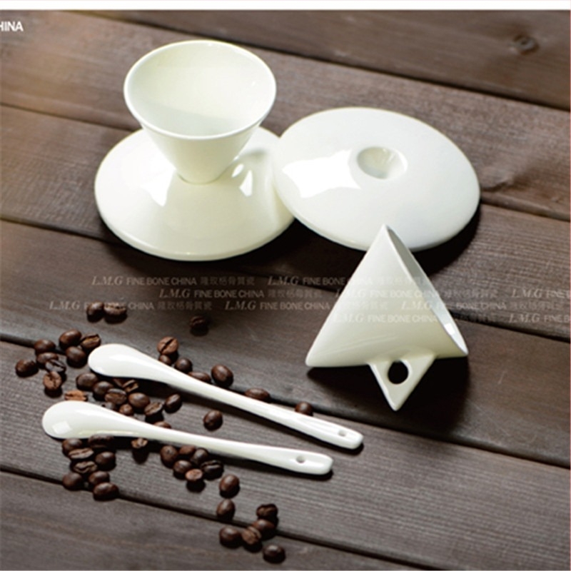 Set de cești de cafea cu farfurioară, porțelan de oase, model cu flori, ambalaj din carton, lansare vara 2021.