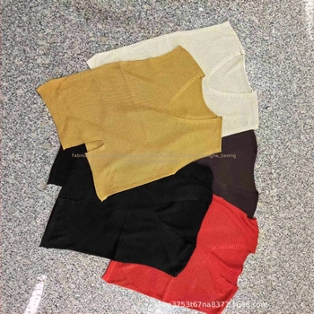 Vesta tricotată din bumbac cu margine inegală, decolteu în V, croială lejeră, fără mâneci