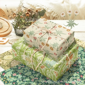 Hârtie de împachetat cadouri cu model vintage și viță decorativă — materiale compozite; producție semi manuală și semi mecanică; potrivită pentru cadouri de petreceri; potrivită pentru persoane în vârstă, cupluri, colegi, copii și colegi de clasă